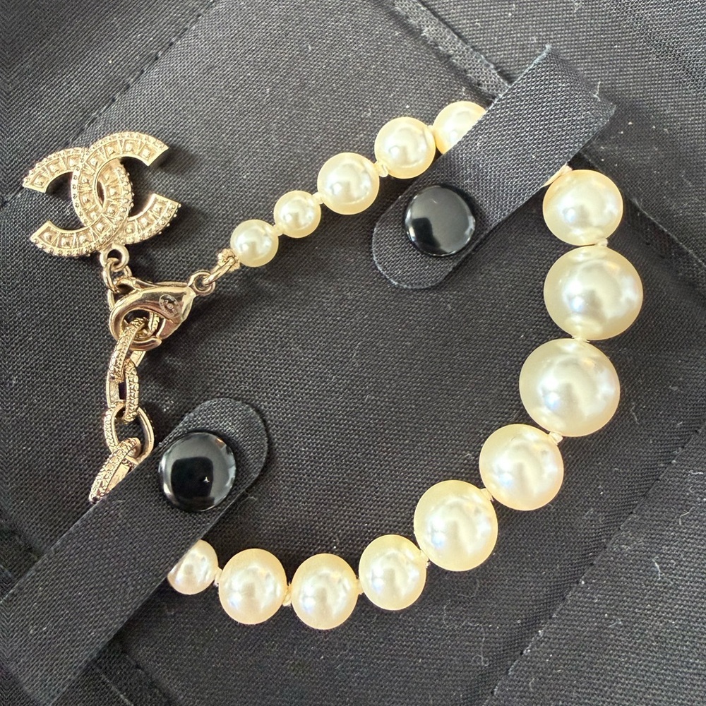 💋CHANEL Gold and‎ White Pearl Bracelet